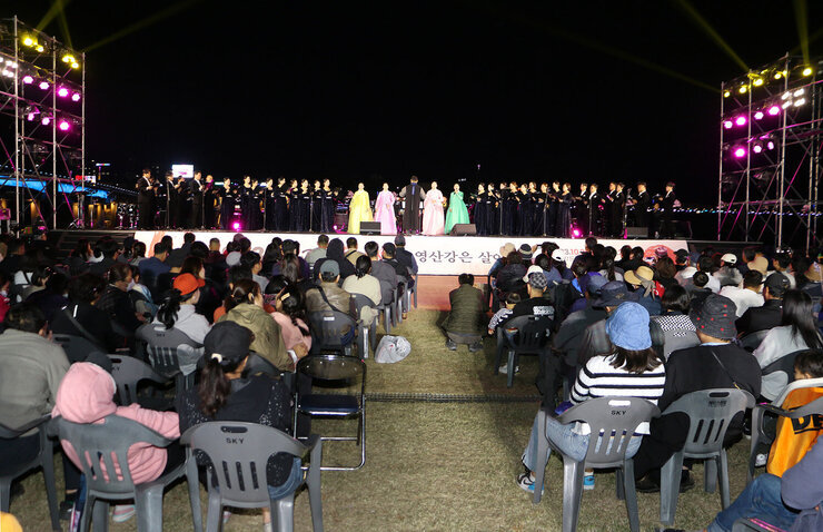 나주축제 폐막식 나주시립합창단, 시립예술단의 무대 위 공연 모습 전면