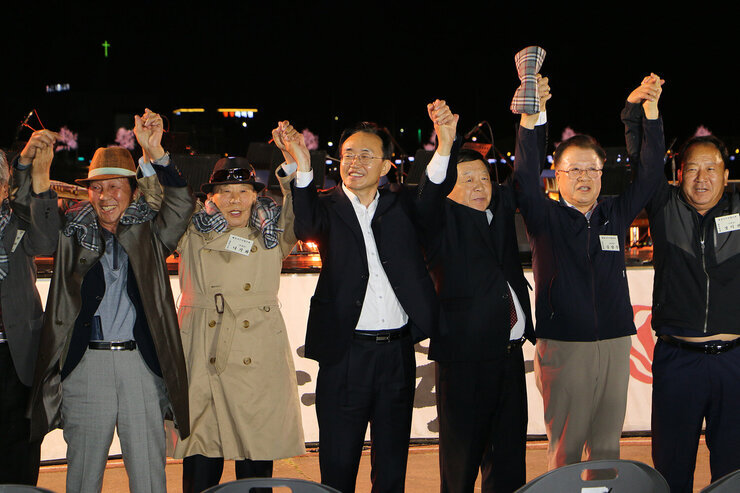 나주축제 폐막식 나주시장과 향우분들이 무대 앞에 서서 성공적인 축제폐막을 알리며 두손을 맞잡고 들어 올리고 있는 모습