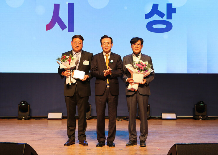 제29회 나주시민의 날 기념식 태권도 공연팀이 무대 위를 날아서 발로 격파를 하며 공연 을 펼치는 모습