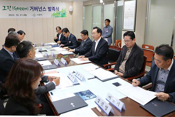 빛가람 그린거버넌스 위촉식 나주시장이 참석자들에게 인사말을 하는 모습