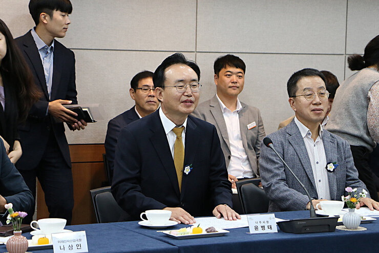 대신파이낸셜 그룹 회장 나주방문 나주시장이 자리에 앉아서 인사말을 하고 있는 모습