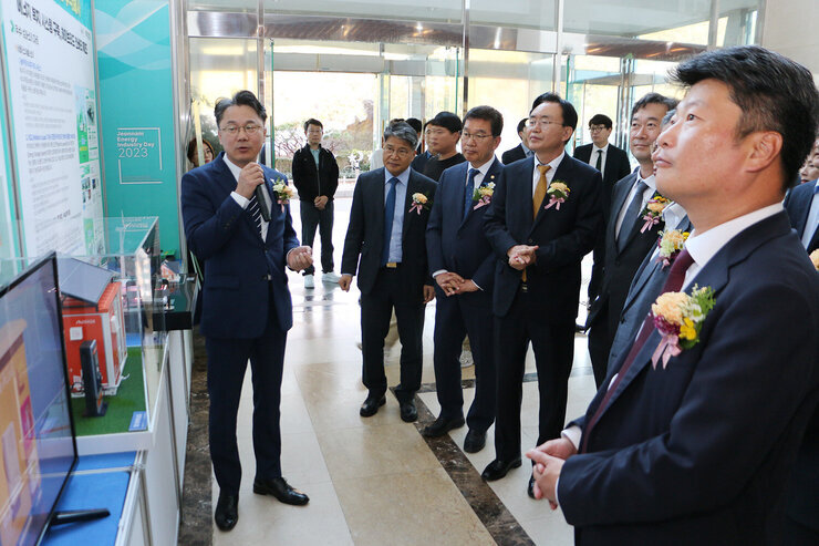 제1회 전남 에너지산업의 날 나주시장과 국회의원 등이 에너지기업 생산제품의 설명을 듣고 있는 모습