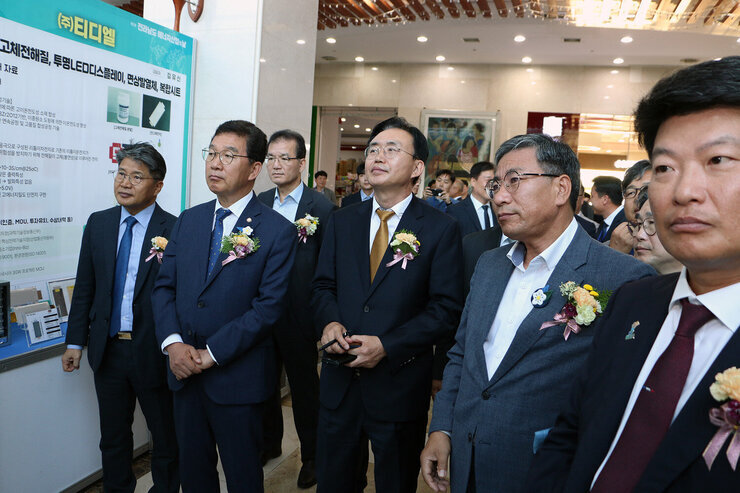 제1회 전남 에너지산업의 날 나주시장과 시의회 의장 등이 에너지기업 제품을 관람하고 있는 모습