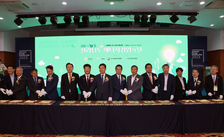 제1회 전남 에너지산업의 날 나주시장과 국회의원, 전남정무부지사 등 관계자들이 시루떡 컷팅식을 하고 있는 모습