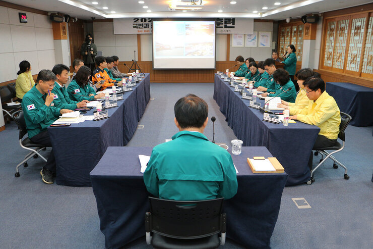 2023년 안전한국훈련 다중밀집시설 대형화재 가정한 재난안전대책본부 회의 재난대책 본부장인 나주시장의 뒷편에서  촬영한 모습  나주시장과 훈련에 관련된 각 기관의 책임자 등이 회의를 위해 앉아 있는 모습 