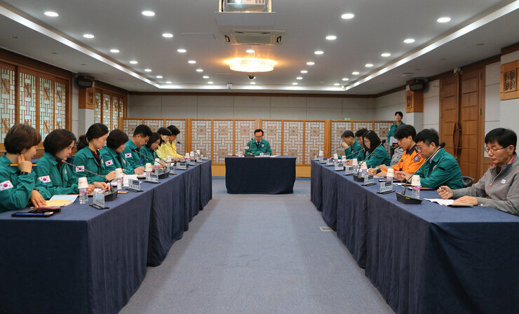 2023년 안전한국훈련 다중밀집시설 대형화재 가정한 재난안전대책본부 회의 훈련에 관련된 각 기관의 책임자 등이 회의를 위해 앉아 있는 모습 전면