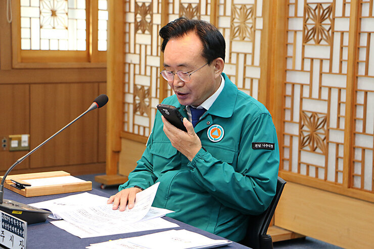 2023년 안전한국훈련 다중밀집시설 대형화재 가정한 재난안전대책본부 회의 나주시장이 핸드폰의 기능인 무전기를 활용해 지시 및 훈련 상황 점검을 말하고 있는 모습