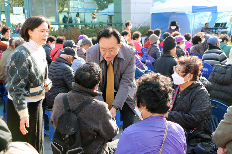 나주시 노인복지관 축제 모두와락 나주시장이 참석한 남성 어르신과 악수를 하며 이야기를 나누는 모습