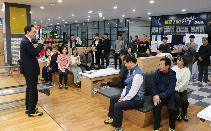 나주시 공무원 청렴볼링대회 결승전 시상 나주시장이 마이크를 잡고 인사말을 하고 있고 직원들이 앉아 있는 모습
