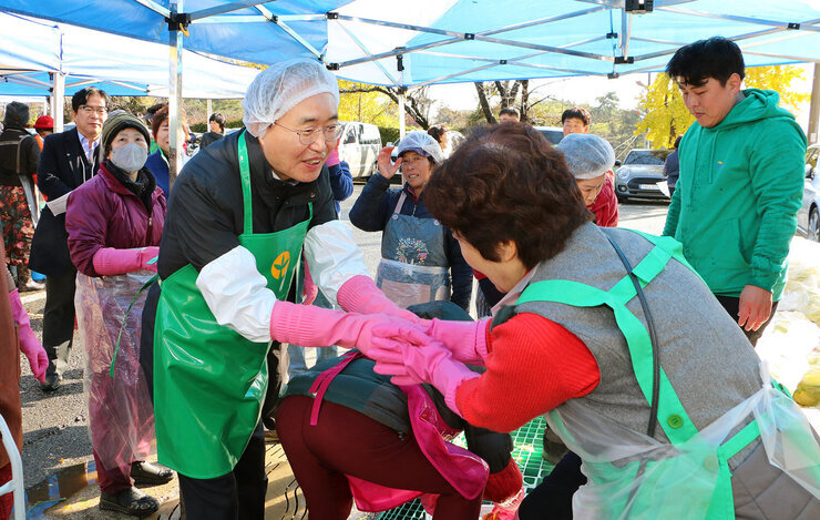 새마을부녀회 김장나누기 행사 나주시장이 김장봉사에 참여한 부녀회 회원분과 악수를 나누며 인사를 하고 있는 모습