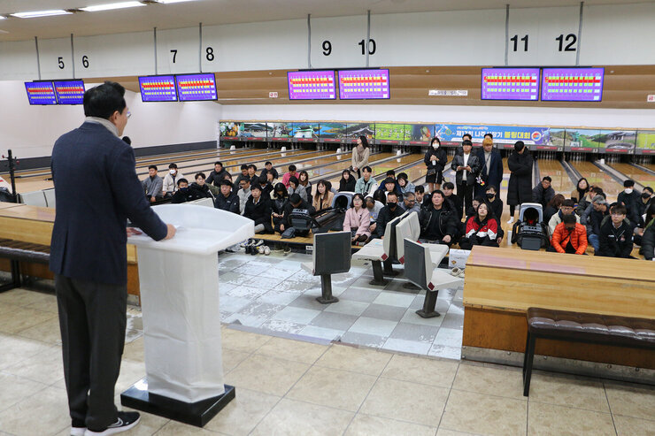 제17회 나주시장기 볼링대회 나주시장의 축사 뒷모습과 각 클럽 회원 참여자들의 앞모습 전면