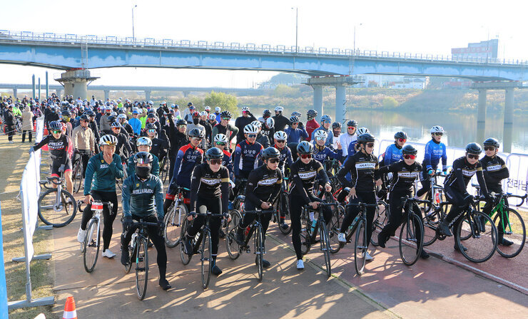 제25회 대한체육회장배 나주 금성산 메디오폰도 대회 대회에 참여한 선수들이 스타트 라인에서 대기를 하고 있는 모습