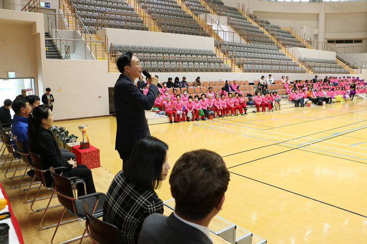 제15회 나주시장기 한마음생활체조 페스티벌 단상 뒷편에서 촬영한 나주시장의 축사 모습