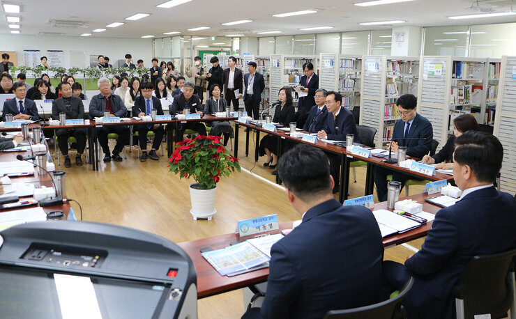 교육발전특구 관련 봉황고등학교 현장간담회 측면에서 촬영한 참석자들이 앉아 있는 전면 모습