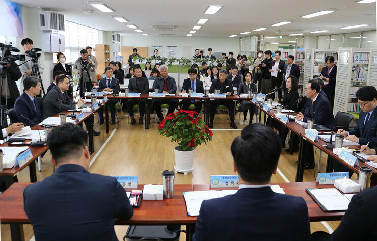 교육발전특구 관련 봉황고등학교 현장간담회 정면에서 촬영한 참석자들의 전체 모습
