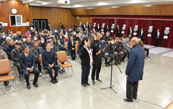제3회 지회장기 노인친선 한궁대회 대회에 참여하는 남, 녀 대표가 노인회장님께 선서를 하고 있는 모습