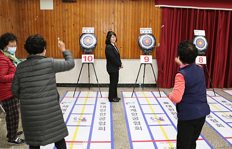 제3회 지회장기 노인친선 한궁대회 여성 어르신 두분이 한궁대회에 앞 서 연습게임을 하고 있는 모습