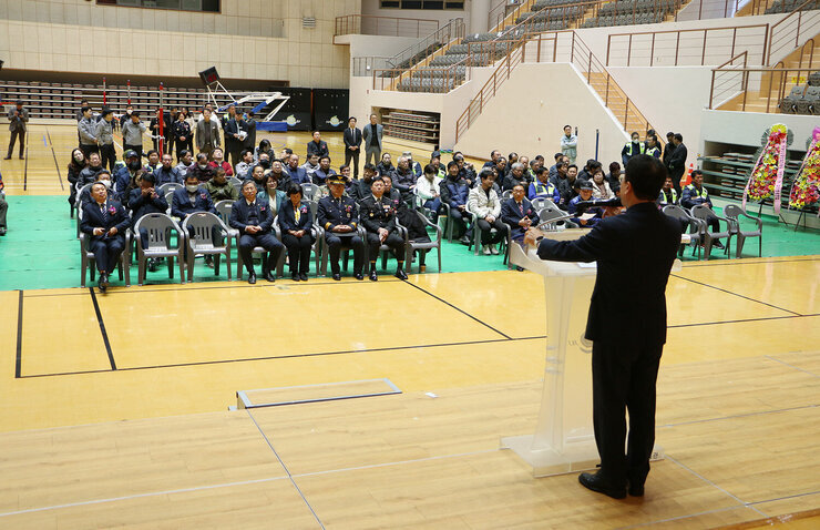나주경찰서 생활안전협의회 연합회 발대식 단상 뒷편에서 촬영한 나주시 부시장의 축사모습과 참석자들의 모습