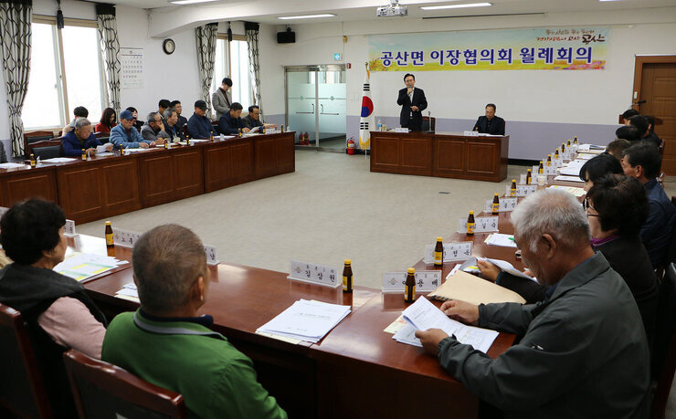 공산면 이장협의회 월례회의 나주시장이 자리에 서서 이장님들께 시정 현안에 대해 이야기를 하는 모습 측면촬영