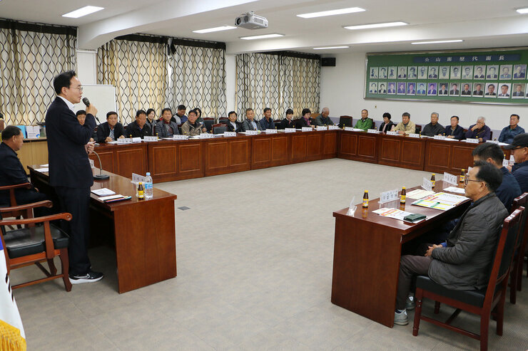 공산면 이장협의회 월례회의 나주시장이 시정현안에 대해 앉아 있는 이장님들께 이야기를 하는 모습 뒷쪽에서 촬영