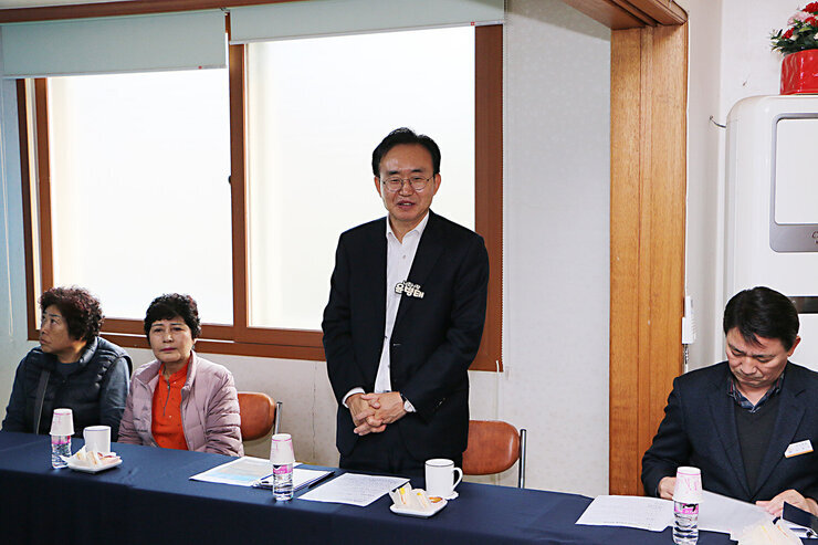 찾아가는 마을좌담회 나주시장이 자리에 서서 어르신들께 안사말을 하고 있는 모습 근접촬영