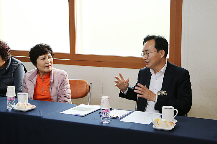 찾아가는 마을좌담회 나주시장이 여성분의 건의 사항에 대해 두손을 사용하여 답변하고 있는 모습