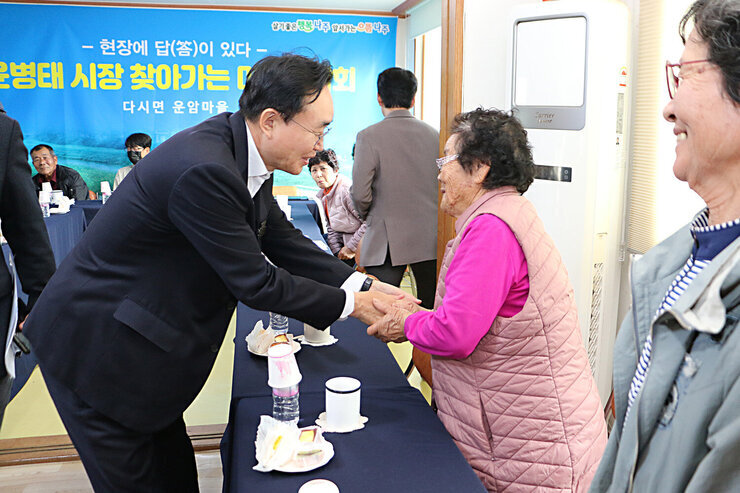 찾아가는 마을좌담회 나주시장의 여성 어르신과 악수를 나누면 정감있게 인사를 나누는 모습