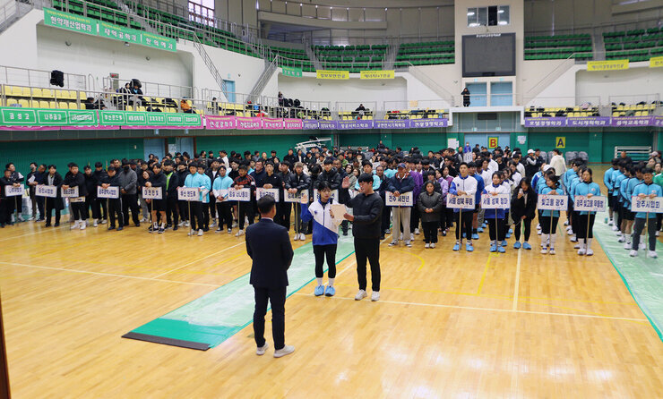 나주시장배 전국 줄다리기 최강전 선수단 대표 남성, 여성이 줄다리기 협회장에게 선서를 하고 있는 모습
