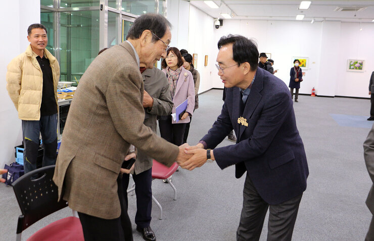 제6회 출향작가전 개전식 나주시장이 작품전의 남성 분과 악수를 하며 안사를 나누는 모습