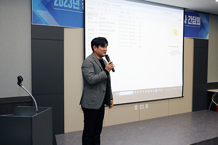 장애인활동지원기관 관계자 간담회 강사의 직무 모습 근접촬영