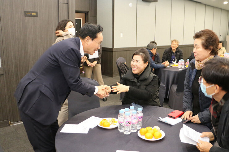 장애인활동지원기관 관계자 간담회 나주시장이 자리에 앉아 있는 참석자와 악수를 나누는 모습