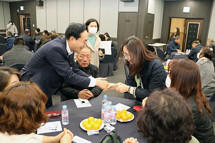 장애인활동지원기관 관계자 간담회 나주시장이 참석자와 악수를 하며 인사를 나누는 모습