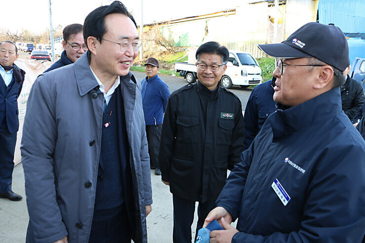 공공비축미곡 수매현장 나주시장과 남성 검사관이 대화를 나누는 모습