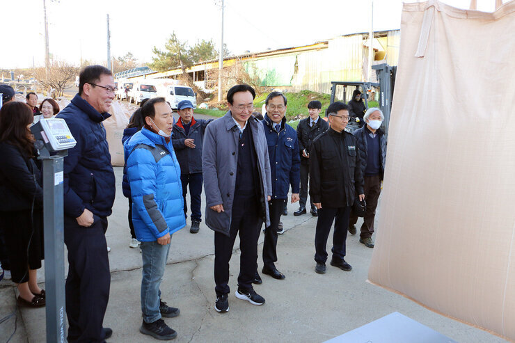 공공비축미곡 수매현장 지게차로 톤백의 무게를 재는 모습을 보고 있는 나주시장의 모습