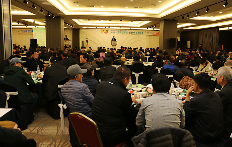제5회 나주로컬푸드 생산자 전진대회 나주시장의 기념사 모습과 참석자들 모습 전면
