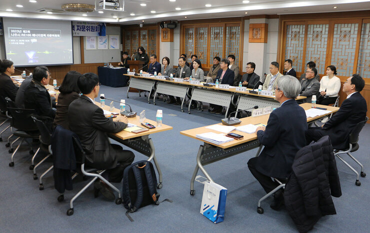 제2회 나주시 RE100 에너지정책 자문위원회 촤측면에서 촬영한 회의 모습