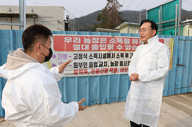 고병원성 AI차단 방역 현장 방문 농장 입구에서 나주시장과 농장주가 방역상황에 대해 이야기를 나누는 모습 