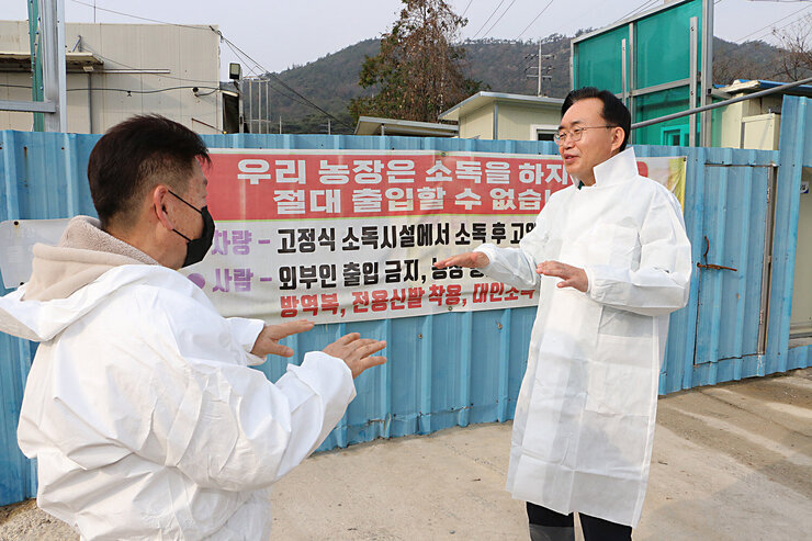 고병원성 AI차단 방역 현장 방문 나주시장과 농장주가 팔을 들어 올리며 방역상황에 대해 이야기를 나누는 모습