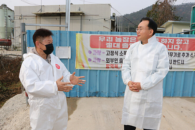 고병원성 AI차단 방역 현장 방문 농장주가 나주시장에게 방역상황과 농장에 대해 이야기를 하고 있는 모습
