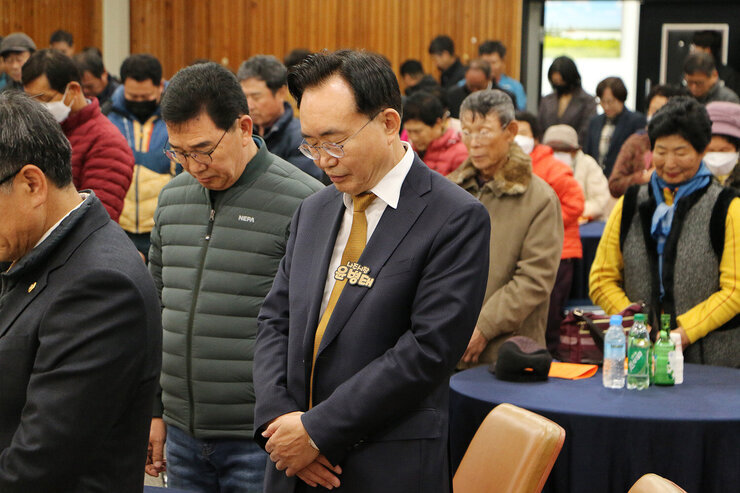 2023 나주농민 추수대동한마당 나주시장의 묵념 모습 근접촬영