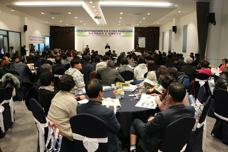 나주시 지역사회보장협의체 워크숍 나주시장의 축사모습과 참석자들이 앉아 있는 모습 전면