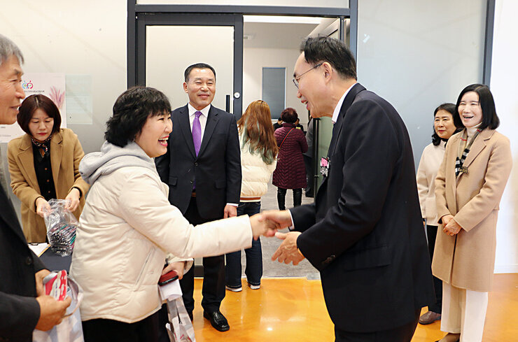 나주시 지역사회보장협의체 워크숍 나주시장이 여성분과 악수를 나누며 함께 웃고 있는 모습