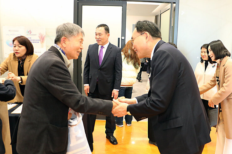 나주시 지역사회보장협의체 워크숍 나주시장이 남성분과 악수를 하며 인사를 나누는 모습