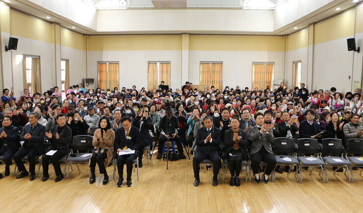 중부노인복지관 실버어울림 문화축제 참석자들이 자리에 앉아 있는 전체 모습