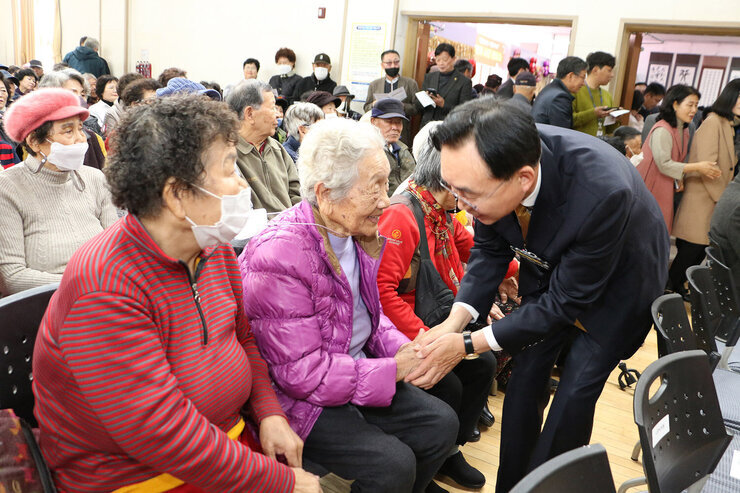 중부노인복지관 실버어울림 문화축제 나주시장이 자리에 앉아 있는 여성 어르신과 악수를 나누는 모습