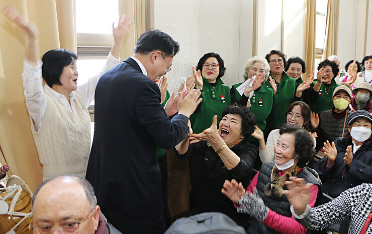 중부노인복지관 실버어울림 문화축제  나주시장이 자리에 앉아 있는 여성 어르신들의 환호의 호응에 박수를 치며 응해주고 있는 모습