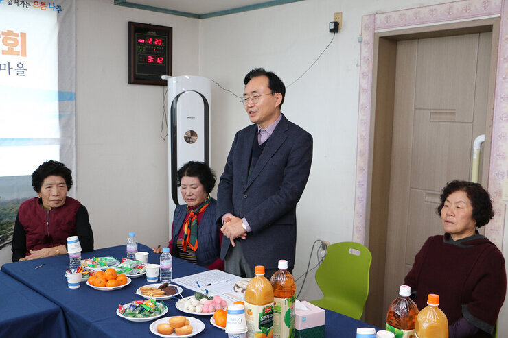 찾아가는 마을좌담회  나주시장이 자리에 서서 인사말을 하고 있는 모습 근접촬영