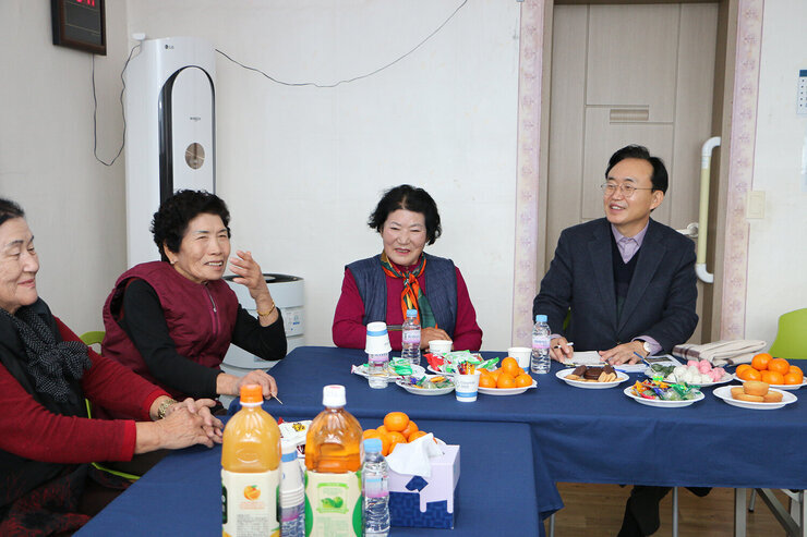 찾아가는 마을좌담회  나주시장과 여성 어르신 3분이 대화를 나누며 웃고 있는 모습