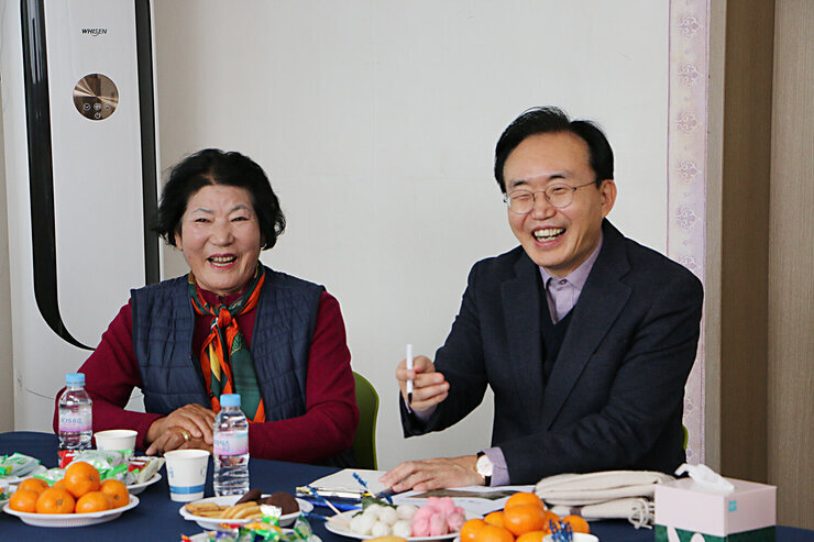 찾아가는 마을좌담회  나주시장이  마을 이장님의 질문에  활짝 웃고 있는 모습 옆에 여성 어르신도 웃고 있는 모습
