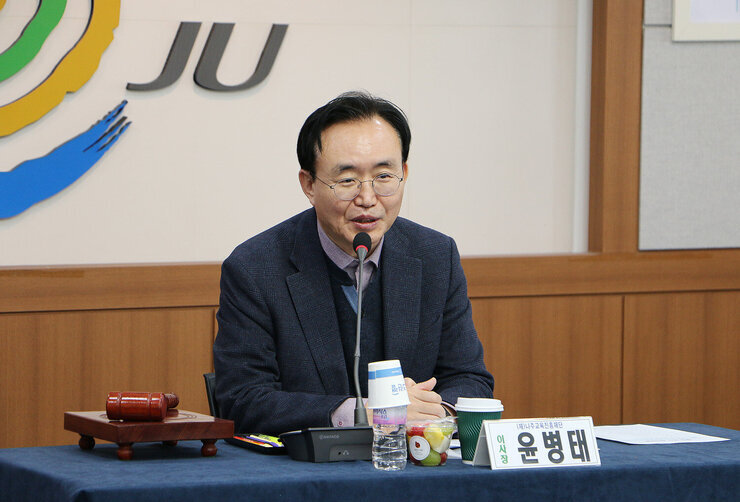 나주시 교육진흥재단 이사회 및 인재육성기금 전달식 나주시장이 이사회에서 인사말을 하고 있는 모습